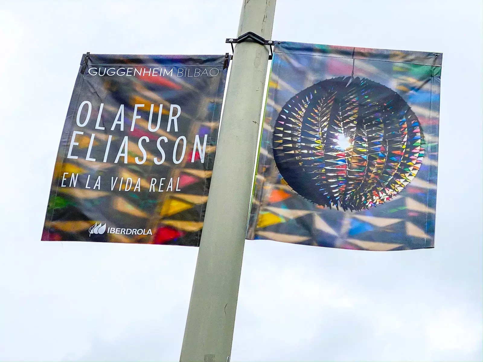 Spanduk pameran di Guggenheim di Bilbao