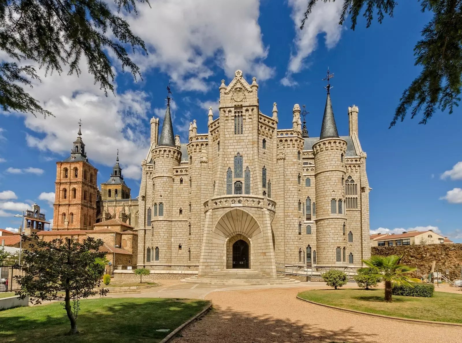 Palatul Episcopal din Astorga cu catedrala pe fundal.