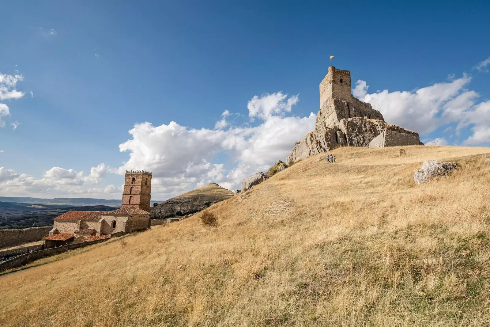 Em Atienza, um castelo em um afloramento rochoso vigia as ruas estreitas da pequena cidade que já teve 10.000 habitantes.