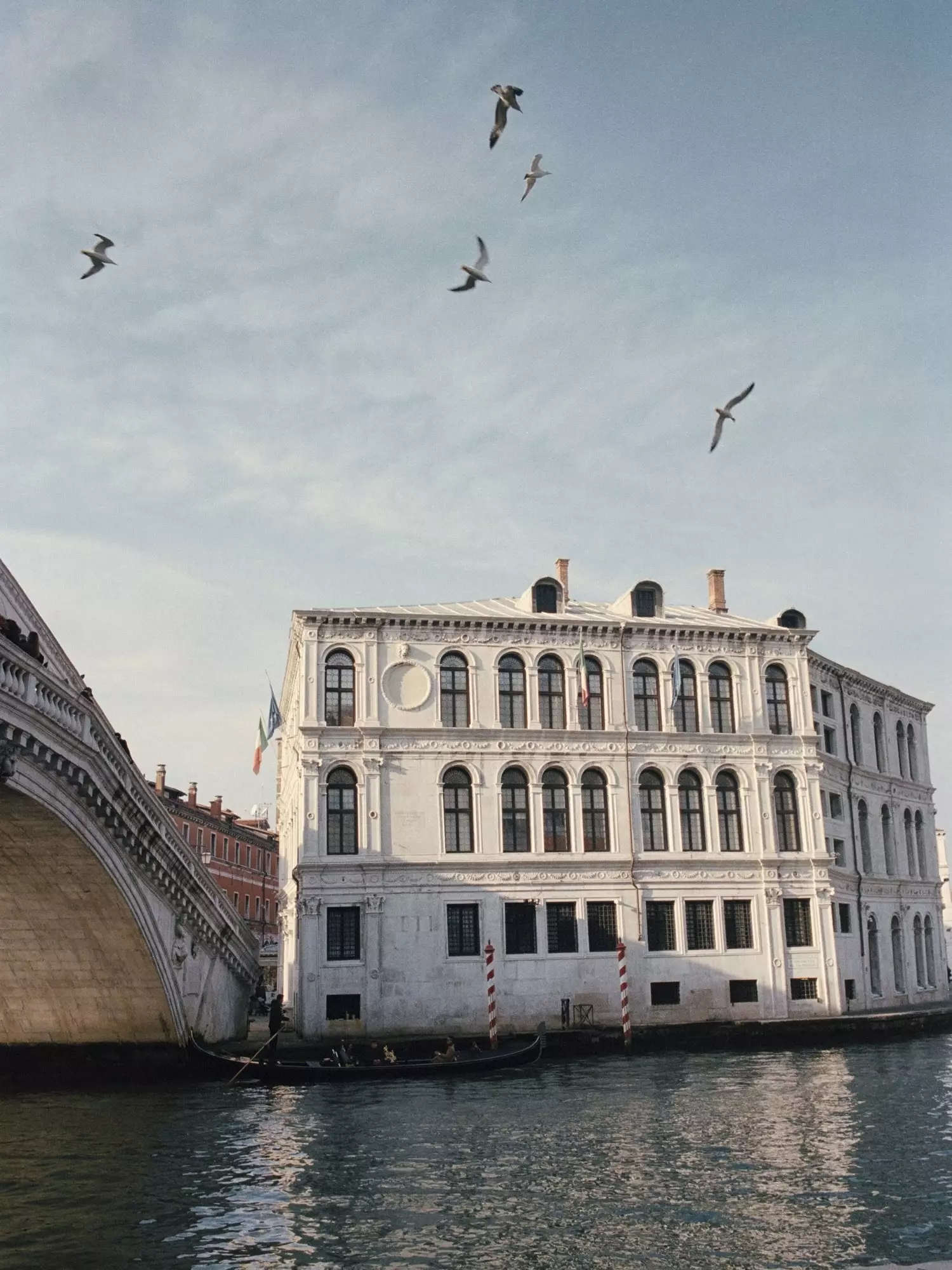 A Palazzo dei Camerlenghi reneszánsz homlokzata a Rialto híd mellett