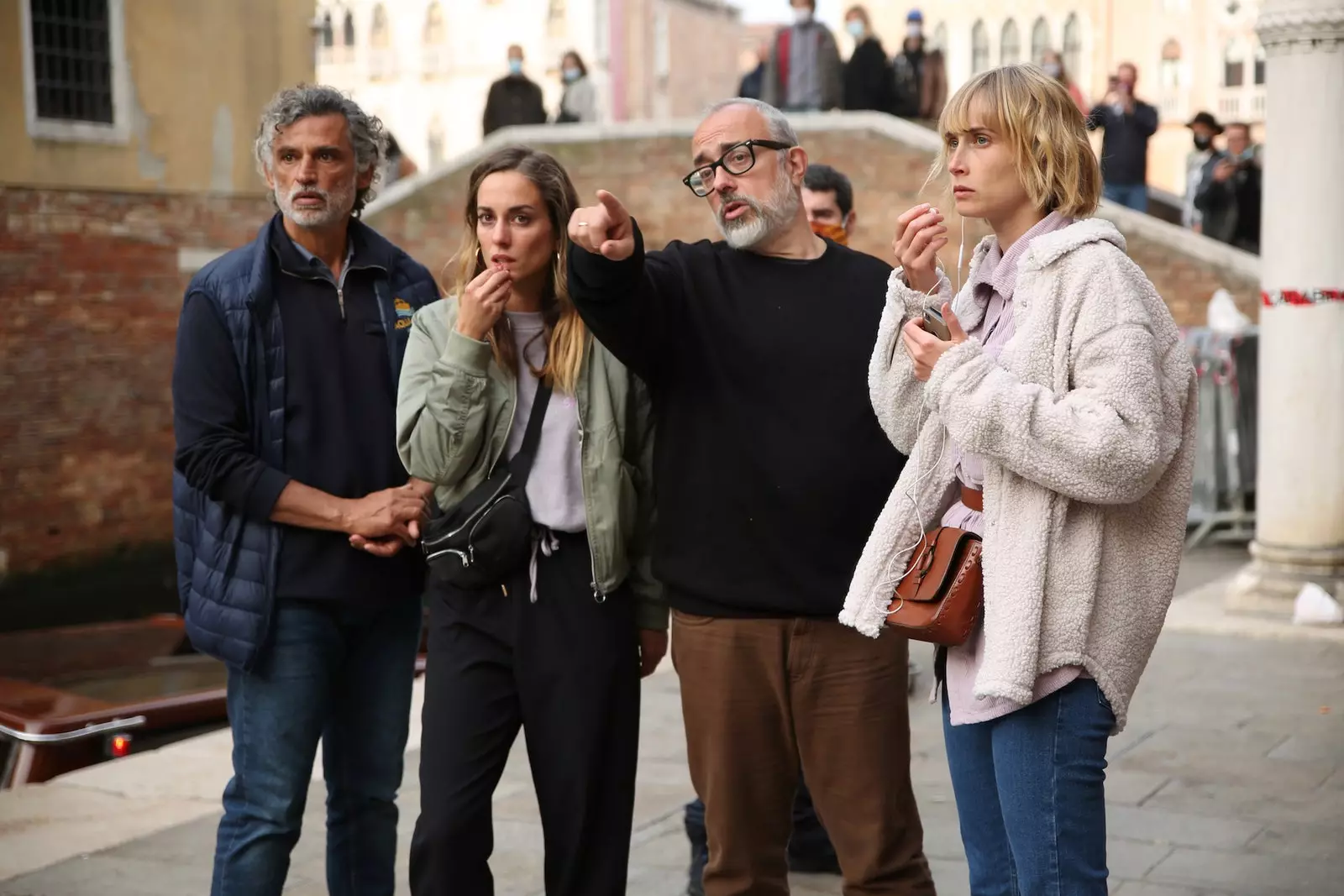 Álex de la Iglesia med tre av sina skådespelare Enrico Lo Verso Silvia Alonso och Ingrid García Jonsson.