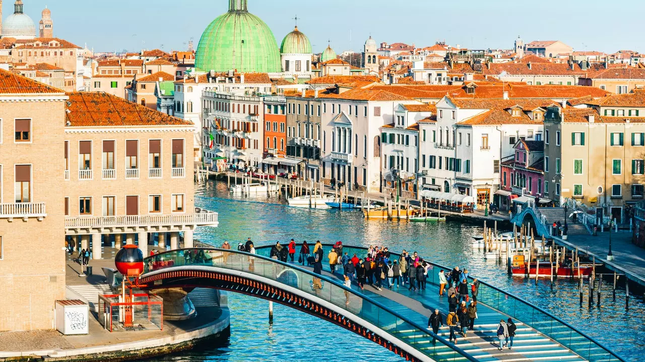 Le pont Santiago Calatrava à Venise sera modifié pour le rendre moins dangereux