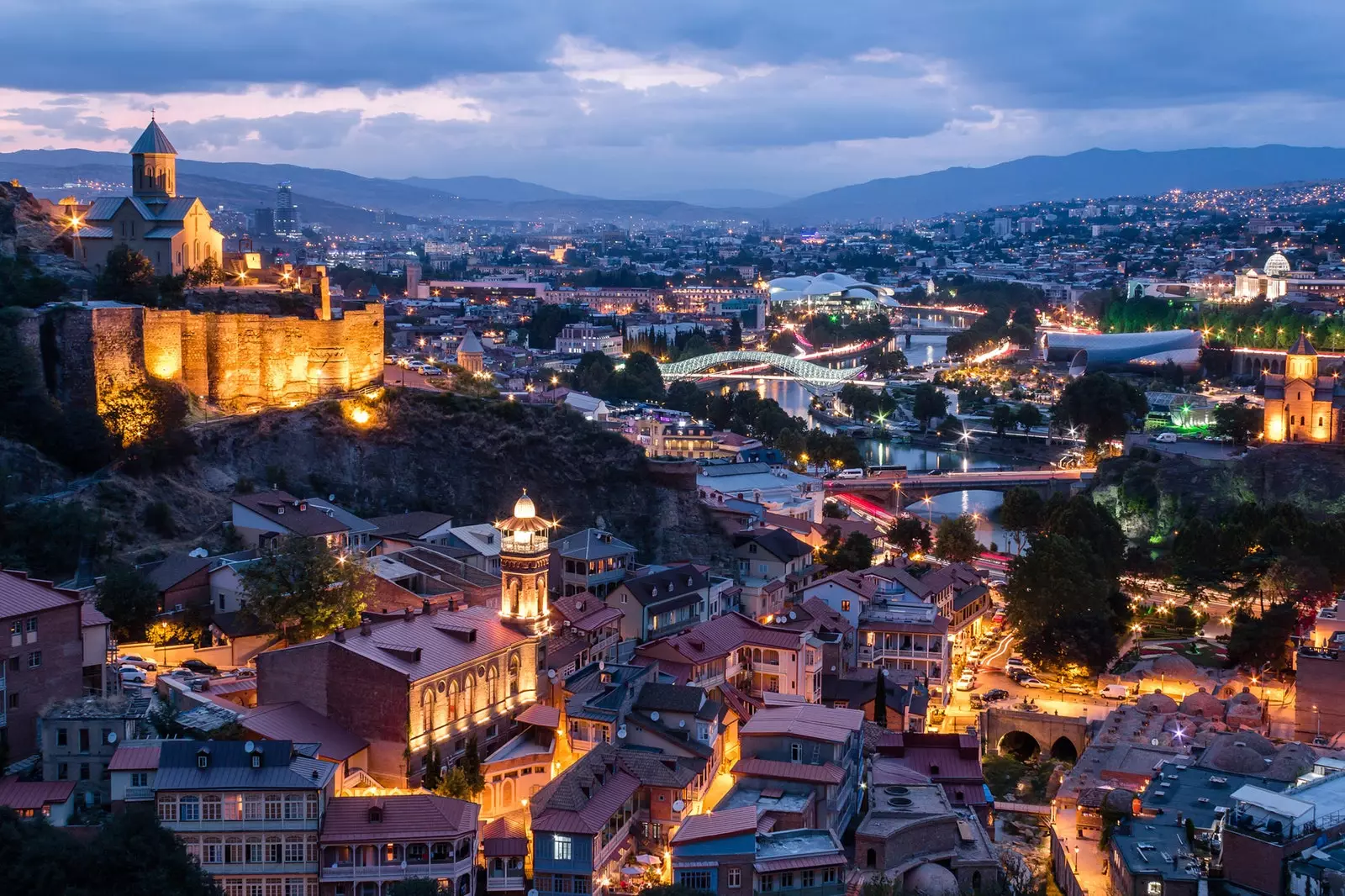 Tbilisi belt b’taħlita ta’ stili fejn il-passat u l-preżent jingħaqdu