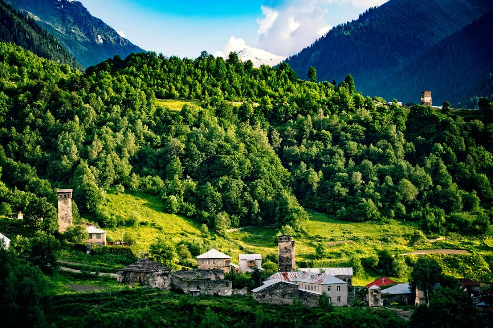 Zig-zag melalui daerah Svaneti di tengah Kaukasus berarti menjelajahi puncak-puncak Eropa