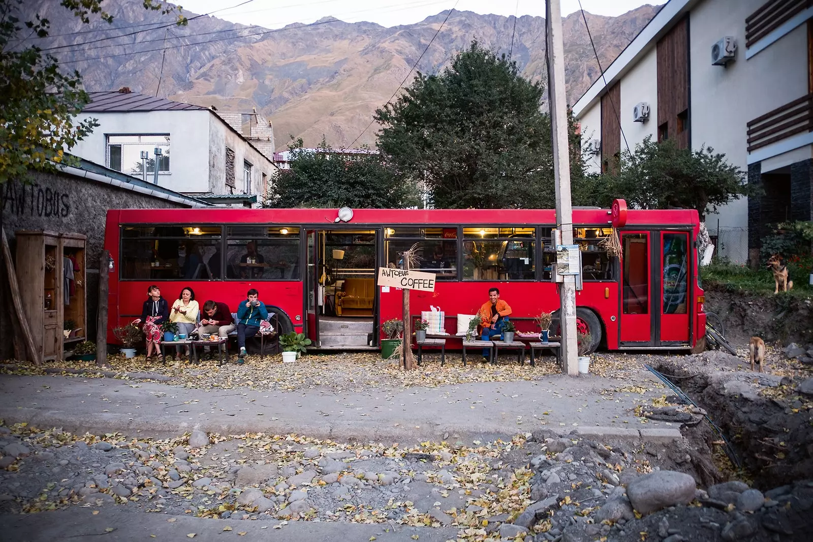 Bas merah berfungsi sebagai kafeteria di bandar Kazbegi