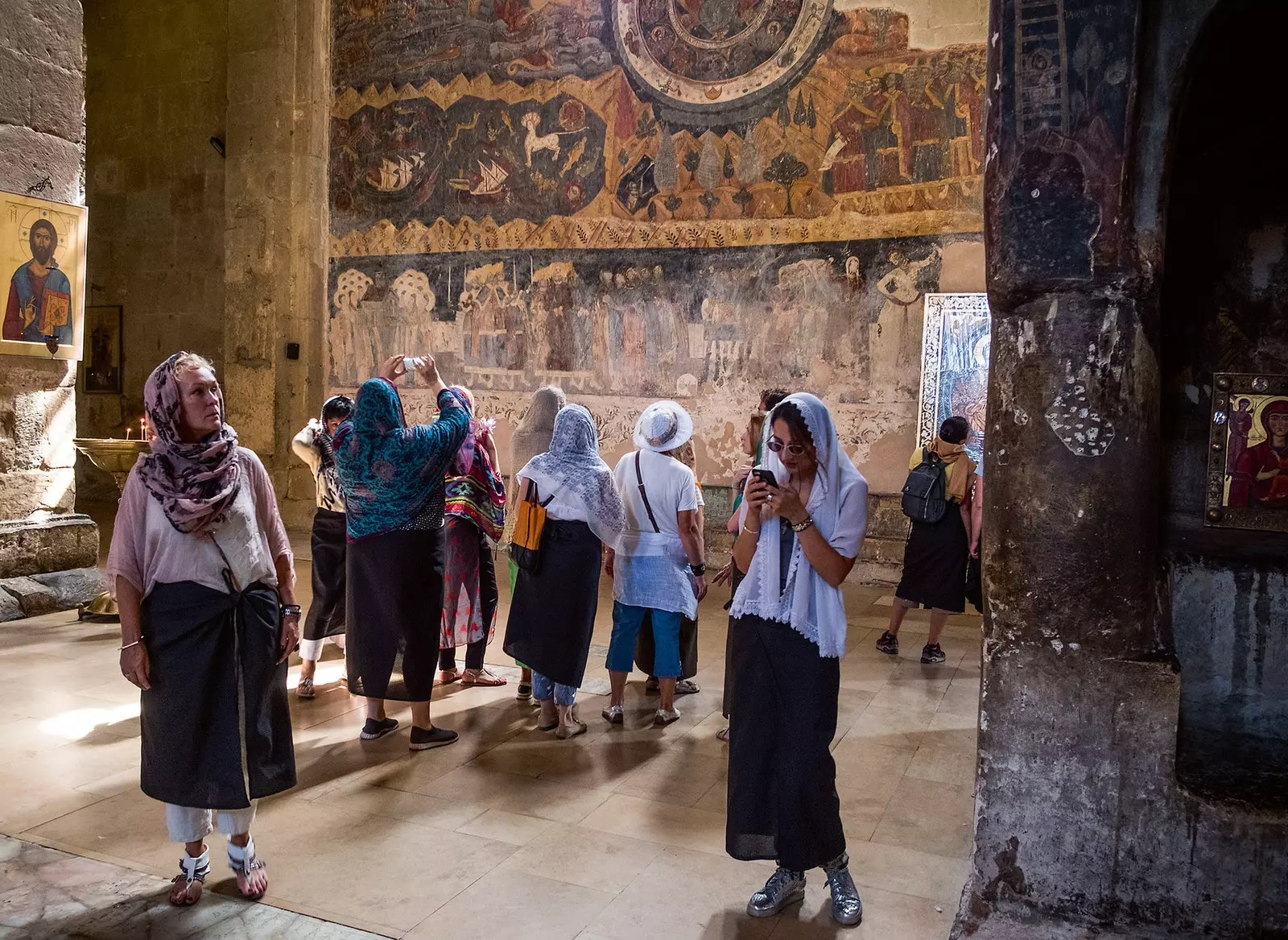 Bahagian dalam Katedral Svetitskhovell di bandar Mtsheta