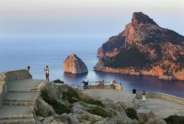 Mallorca'daki Cape Formentor'un önündeki sa Creueta bakış açısı