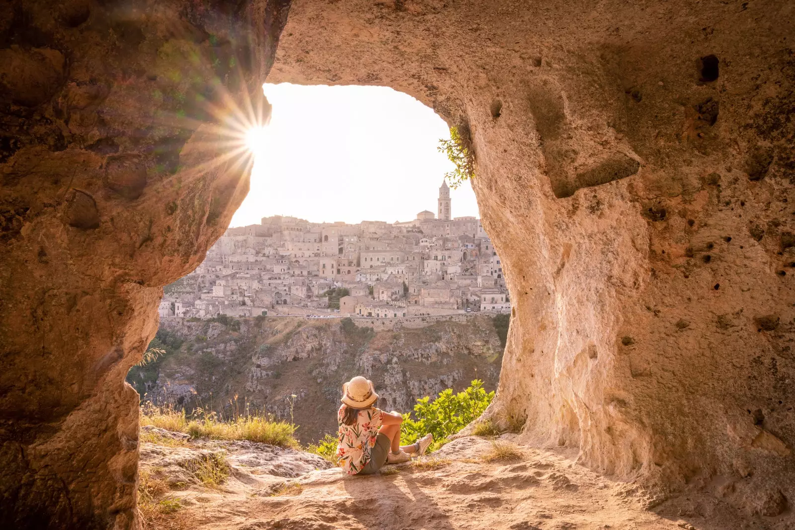 Donna in posa per una foto con Matera sullo sfondo L'Italia