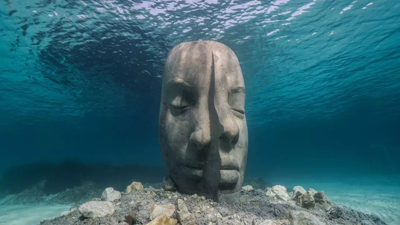 Gjashtë skulptura ankorohen në shtratin e detit në Kanë