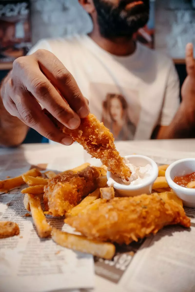 Аз Англия то Мадрид бо таваққуф дар Барселона The Fish Chips Shop