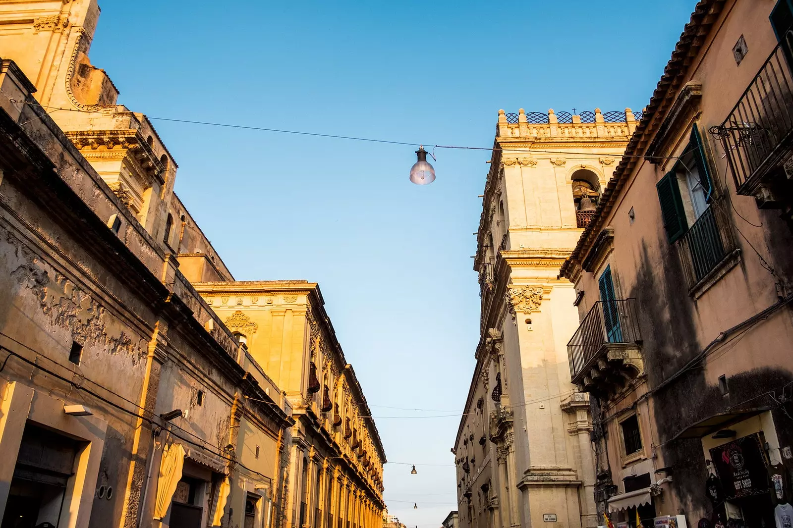 Ix-xemx tiġġenera dawl ta’ dawl imponenti fuq il-bini barokk ta’ Noto