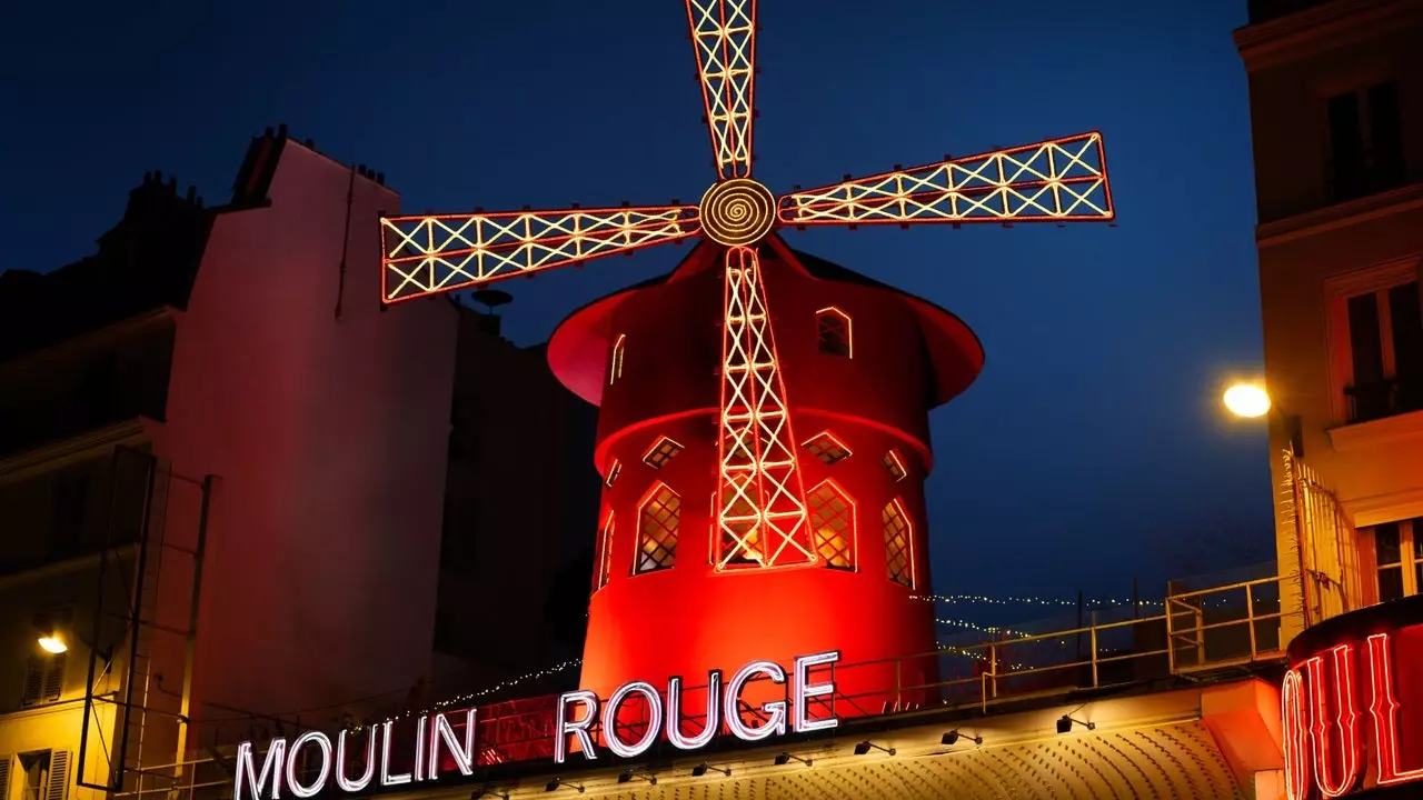 Il-Moulin Rouge jiftaħ kamra unika għalik biex torqod fiha (u tiskopri s-sigrieti kollha tal-post!)