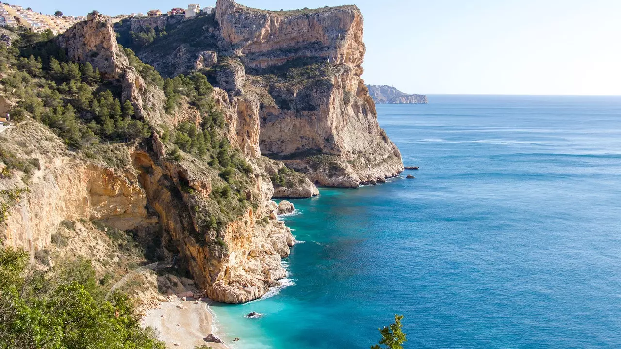 Cala del Moraig: taj obližnji raj u Alicante Mediteranu