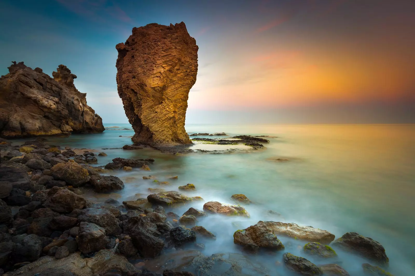 Matahari terbenam di pantai El Sombrerico Almería.