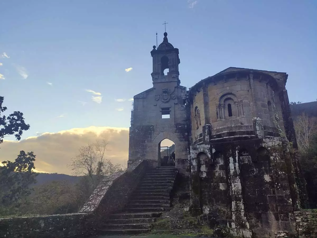 A Coruña Galicia ရှိ Fragas do Eume သဘာဝပန်းခြံရှိ Caaveiro ဘုန်းတော်ကြီးကျောင်း။