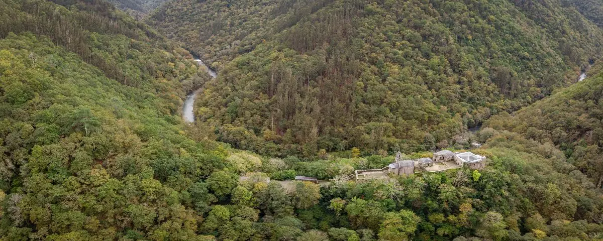 Klášter San Juan de Caaveiro Přírodní park Fragas del Eume Coruña Galicia.