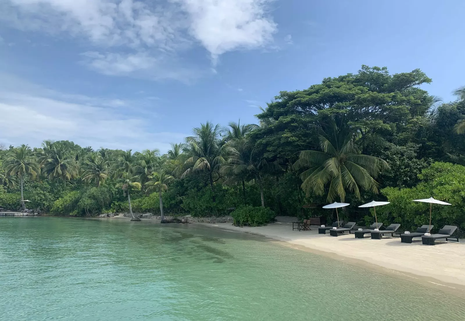 Pantai pasir putih pulau persendirian di mana terletaknya Song Saa.