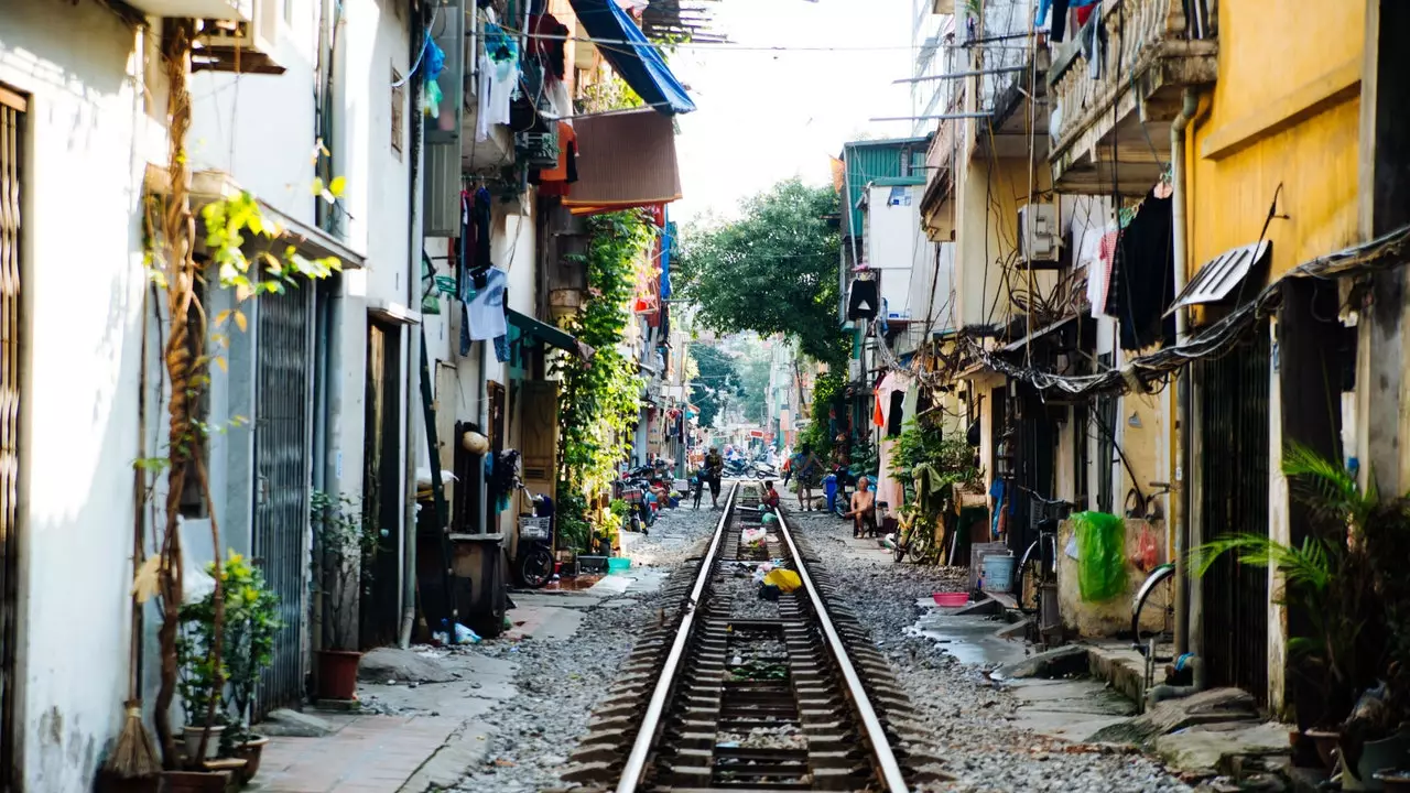 Den berømte toggade i Hanoi lukker på grund af lavine af turister