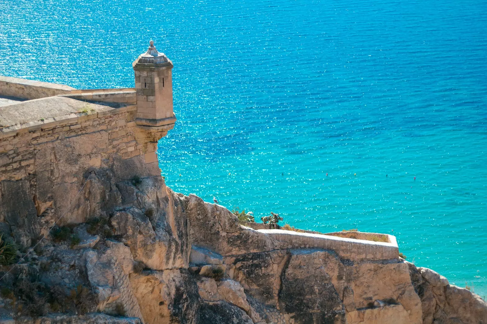 Zodra je aankomt, zal Alicante je doordrenken met de zeebries