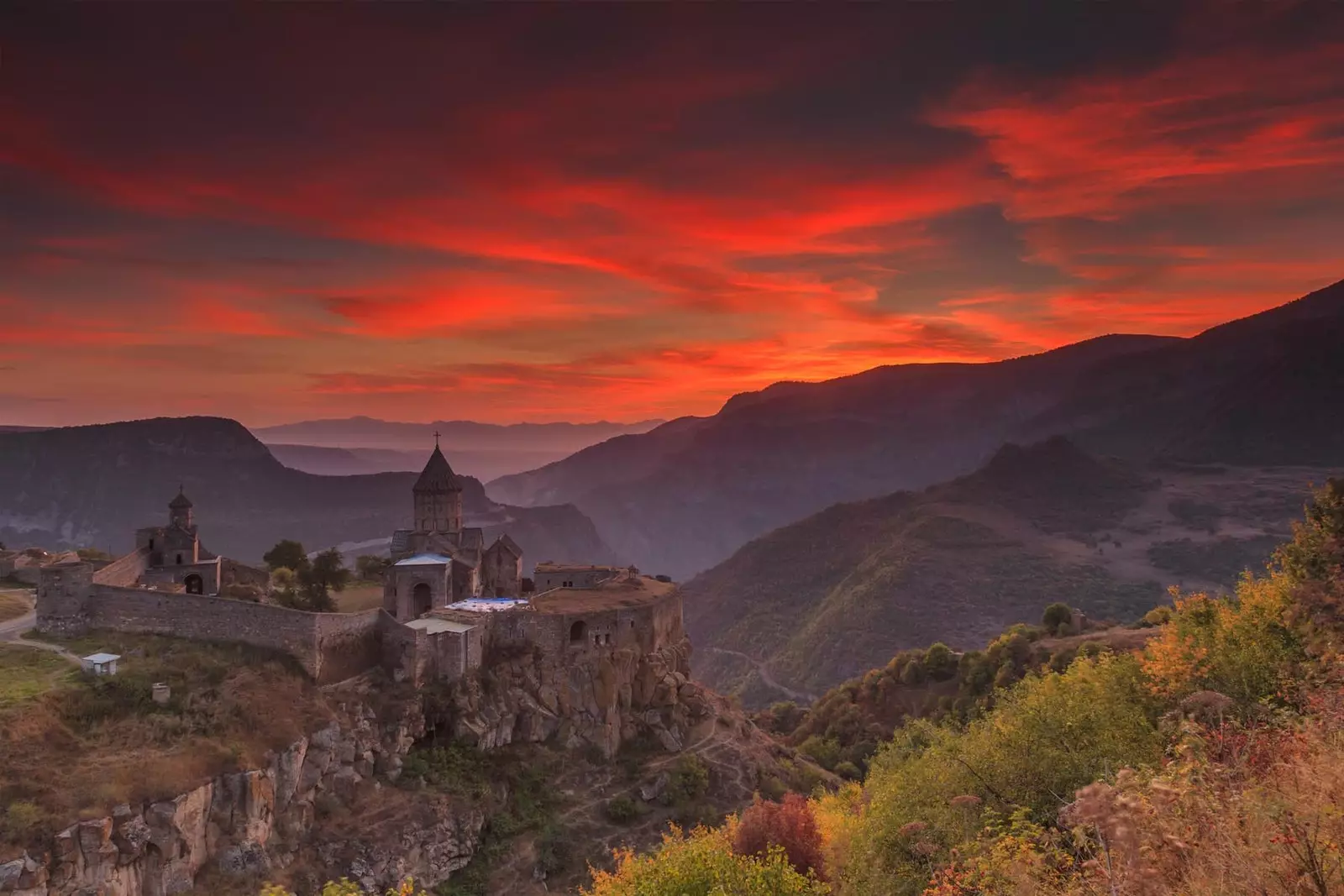 biara tatev di armenia pada waktu matahari terbenam