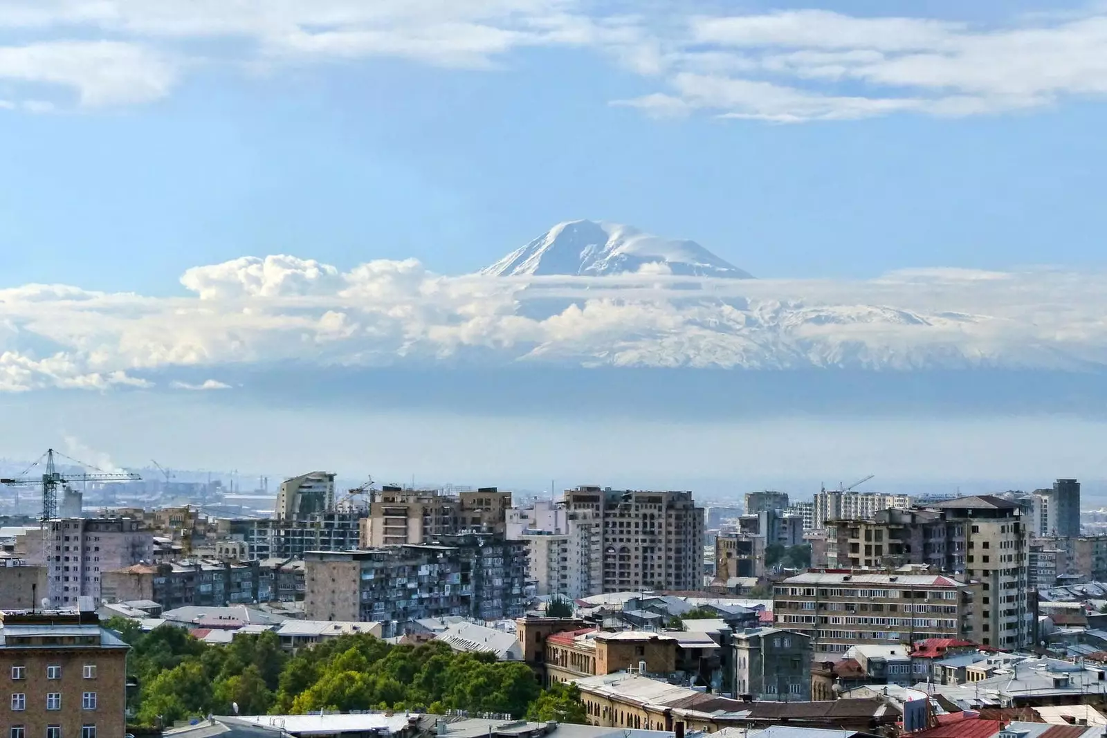 perspektiva Jerevana sa planinom Ararat iza