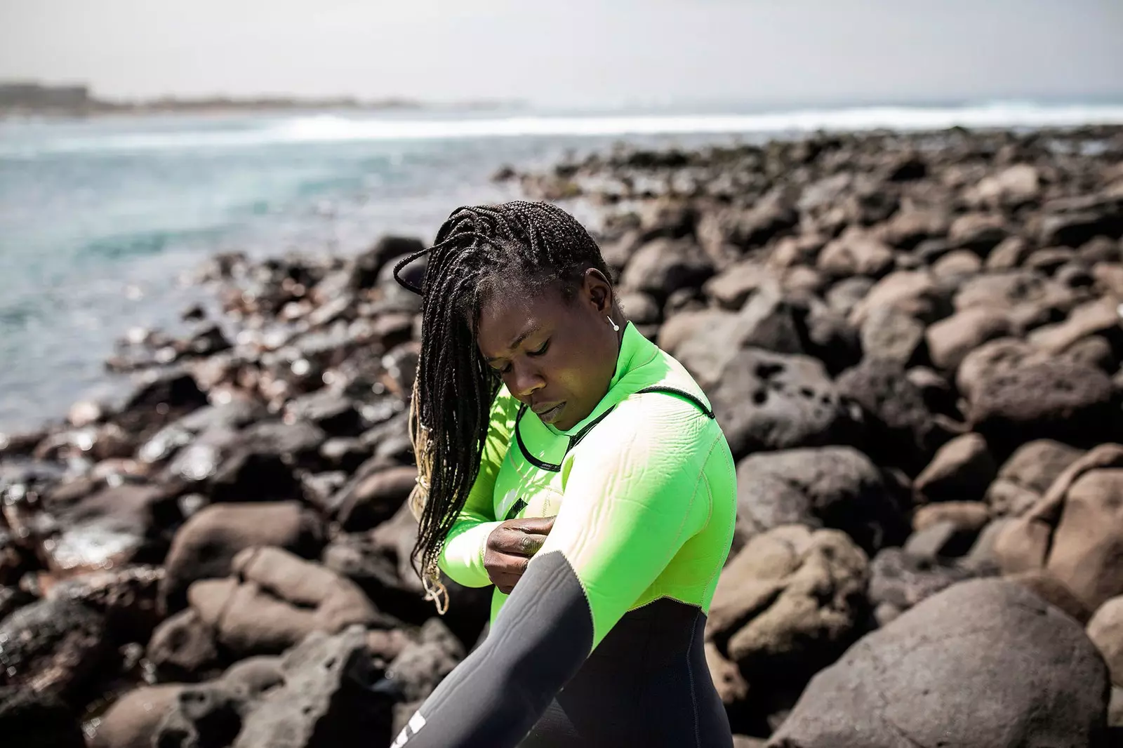 Khadjou Sambe déi éischt weiblech Surfer aus Senegal