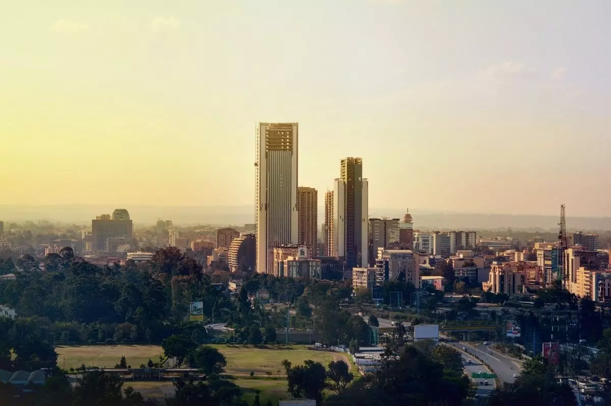 La ciutat de Nairobi i els seus gratacels a l'alba.