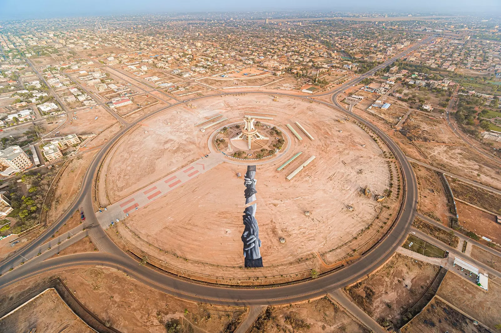 Saypes verk ved foten av monumentet til nasjonalheltene i Ouagadougou