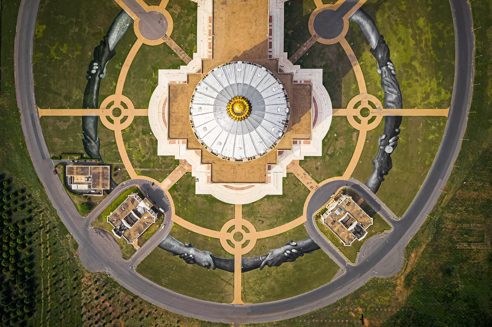 A corrente humana em Yamoussoukro vista do ar