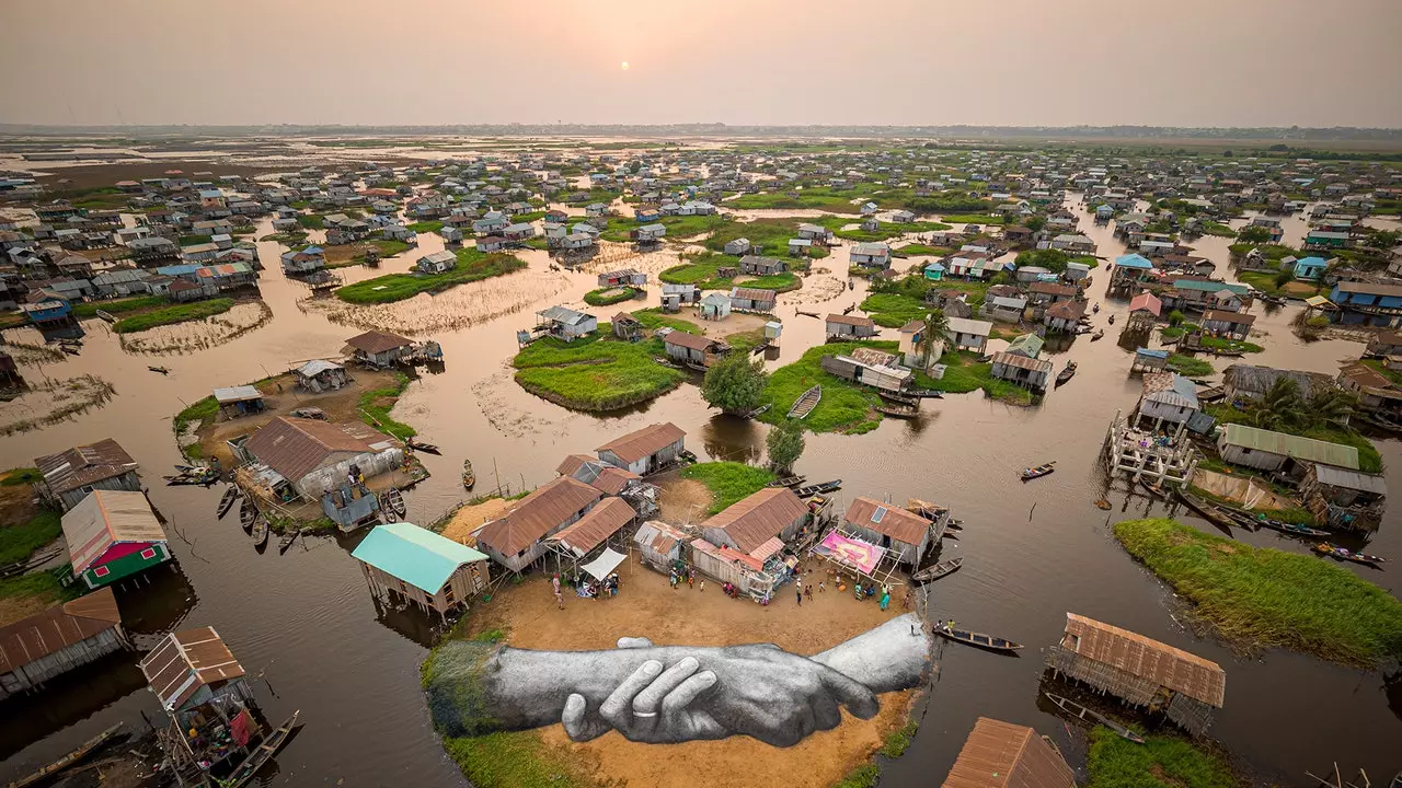 Die Geschichte, wie riesige Hände auf einem alten afrikanischen Sklavenmarkt auftauchten