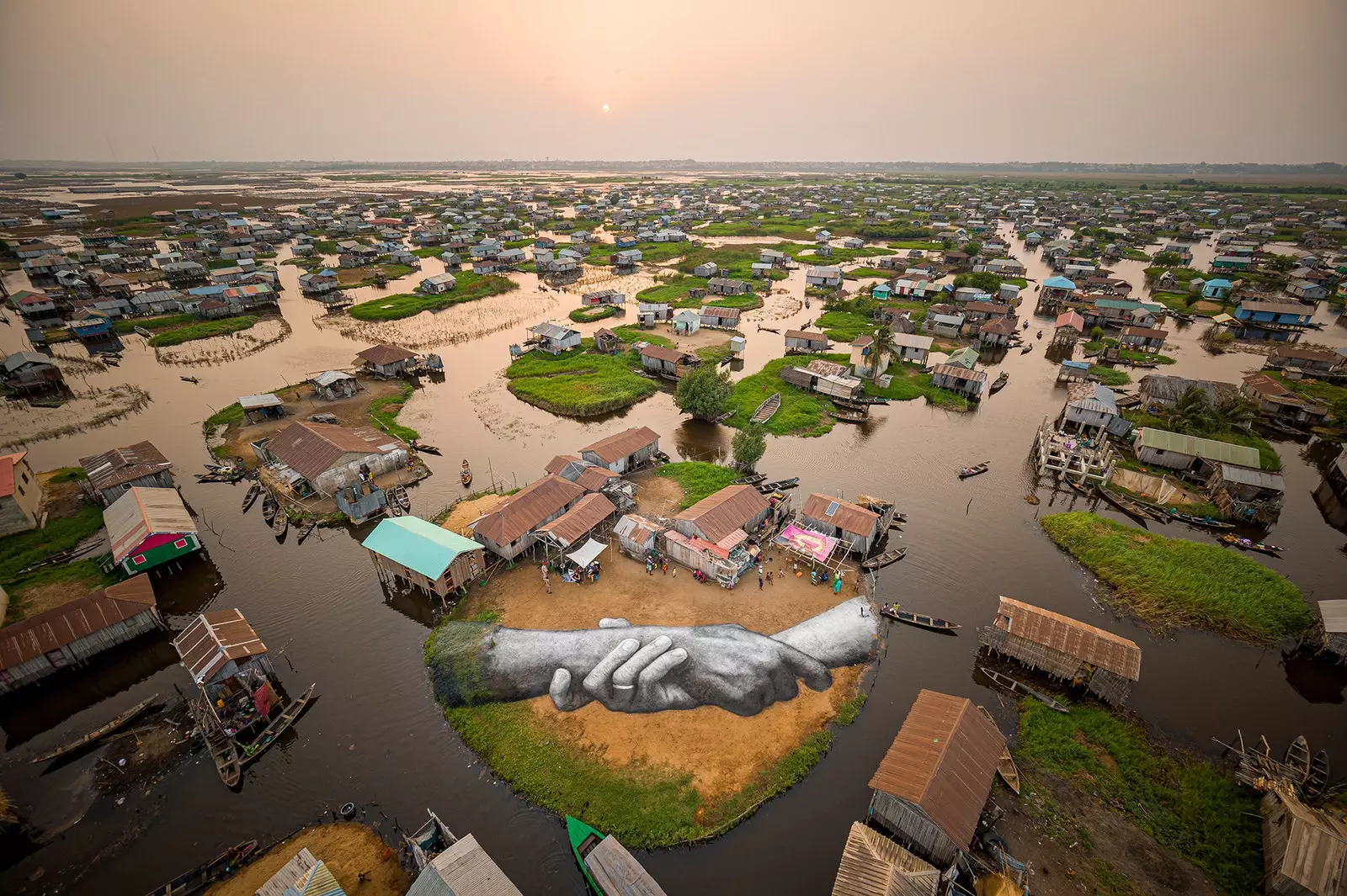 Mains géantes au-delà des murs par Saype Ganvi Benin