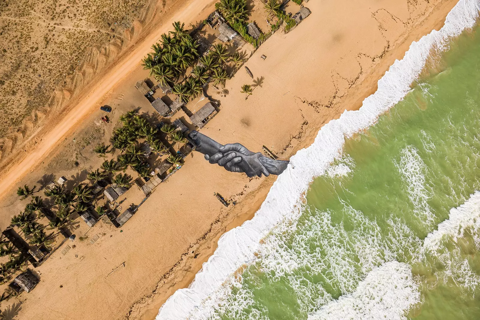 Giant Hands Beyond Walls von Saype Abouta Benin