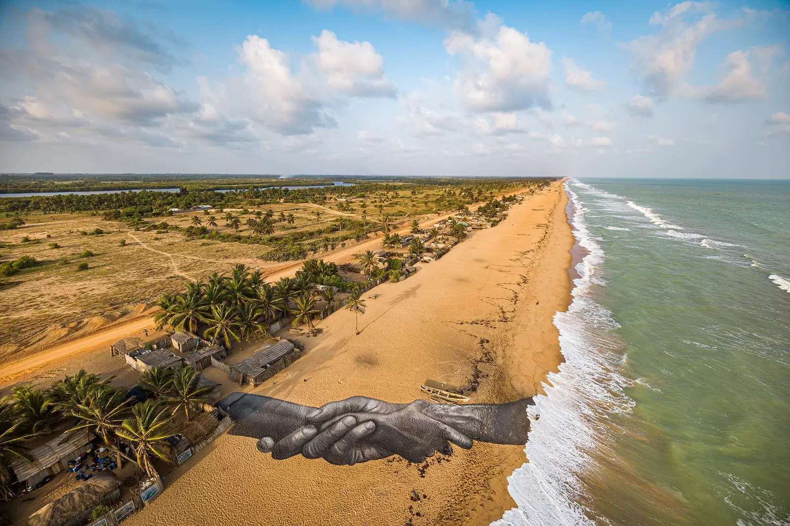 Mains géantes au-delà des murs par Saype Abouta Benin