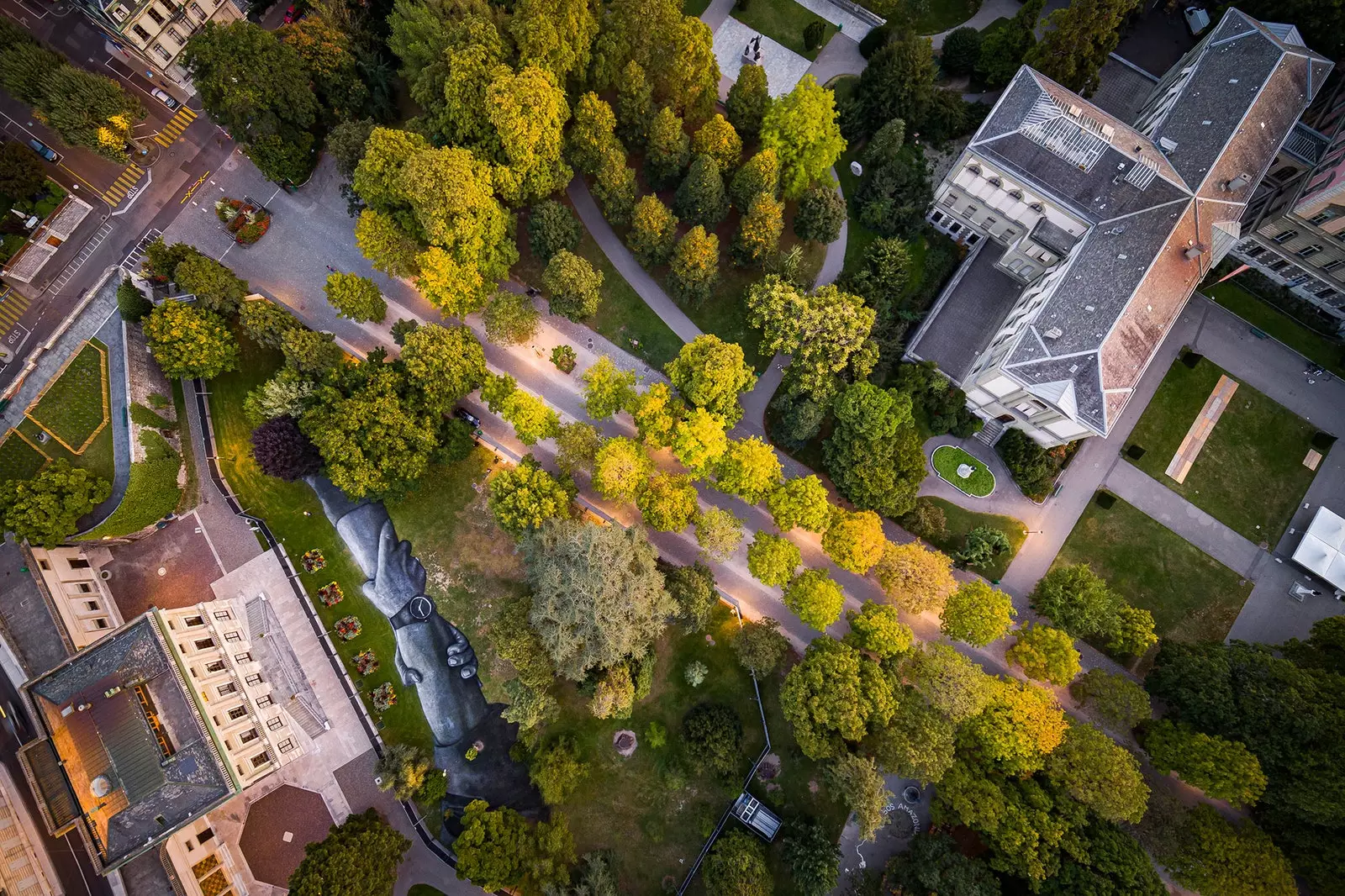 Des mains géantes commencent à se dessiner dans les parcs de Genève