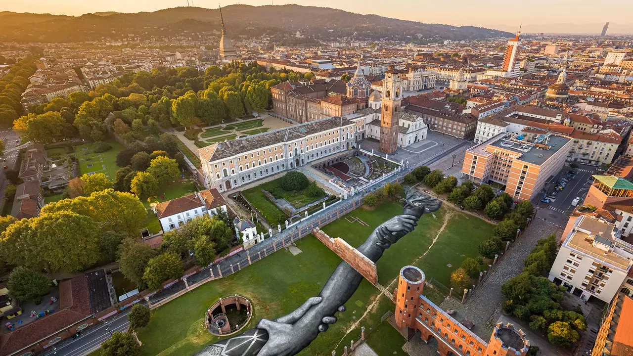 Kunst auf Gras: In Turin wächst die größte Menschenkette der Welt weiter