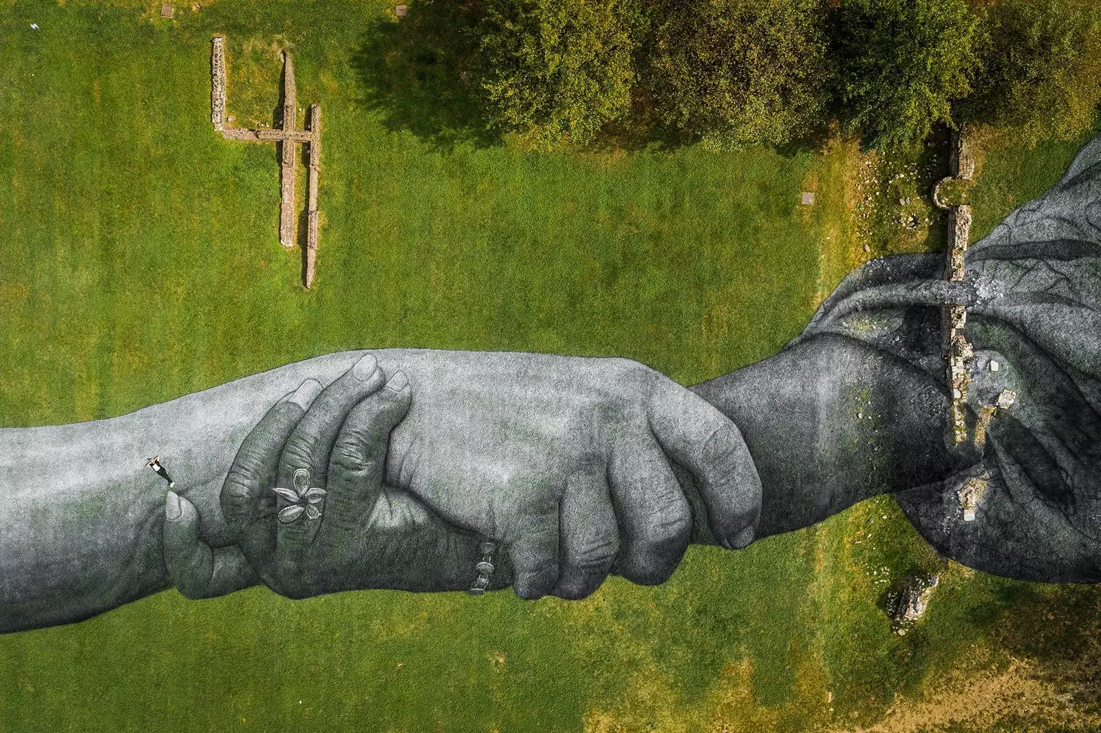 Giant hands of Beyond Walls Turin Italy