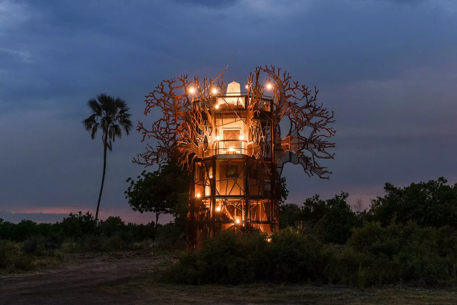 Xigera Safari Lodge ass déi nei Hoteleröffnung déi den afrikaneschen Dschungel lieweg mécht