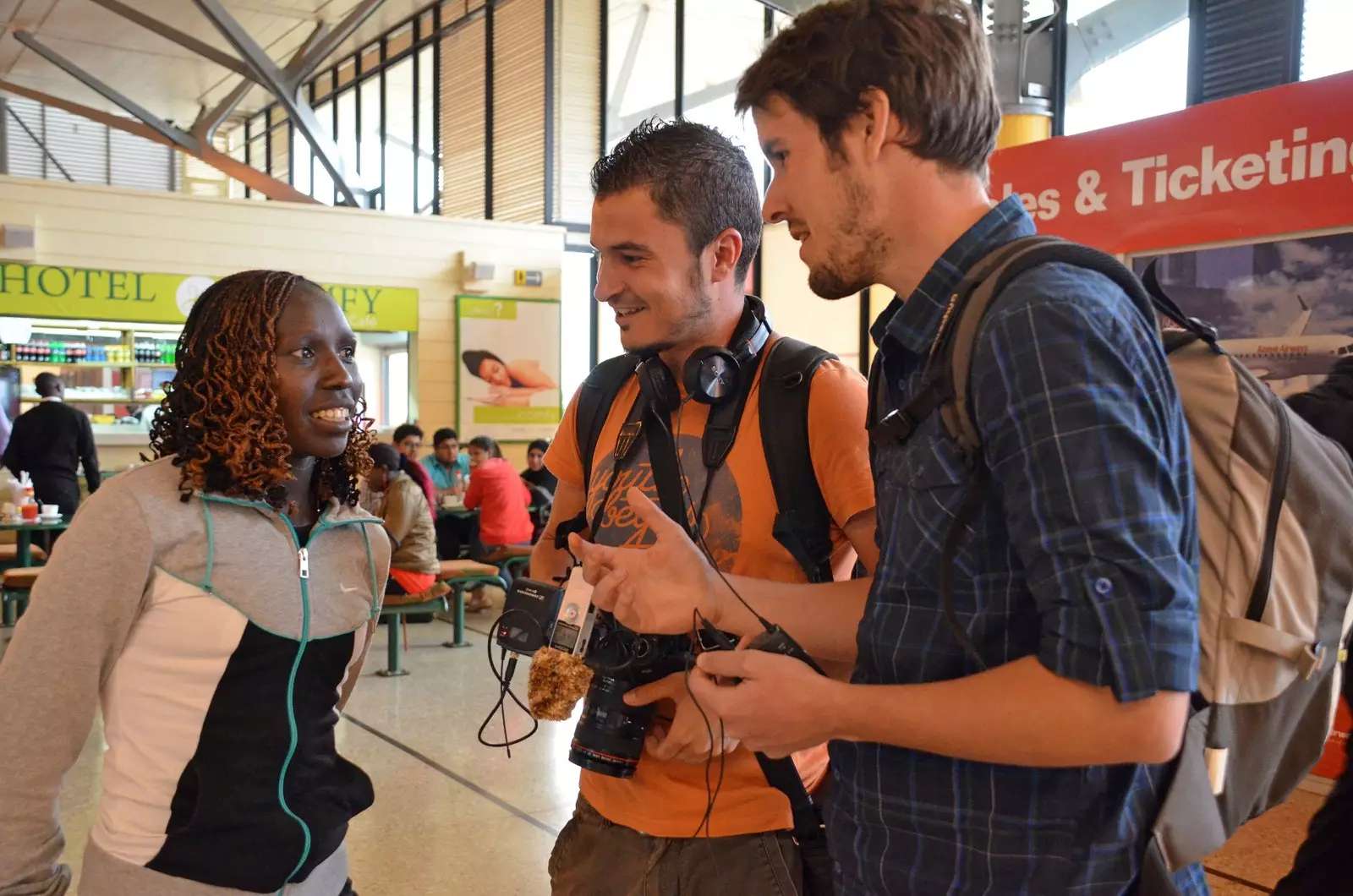 Javier Triana e Rubén San Bruno dialogano con la primatista keniota Florence Kiplagat. Febbraio 2014.