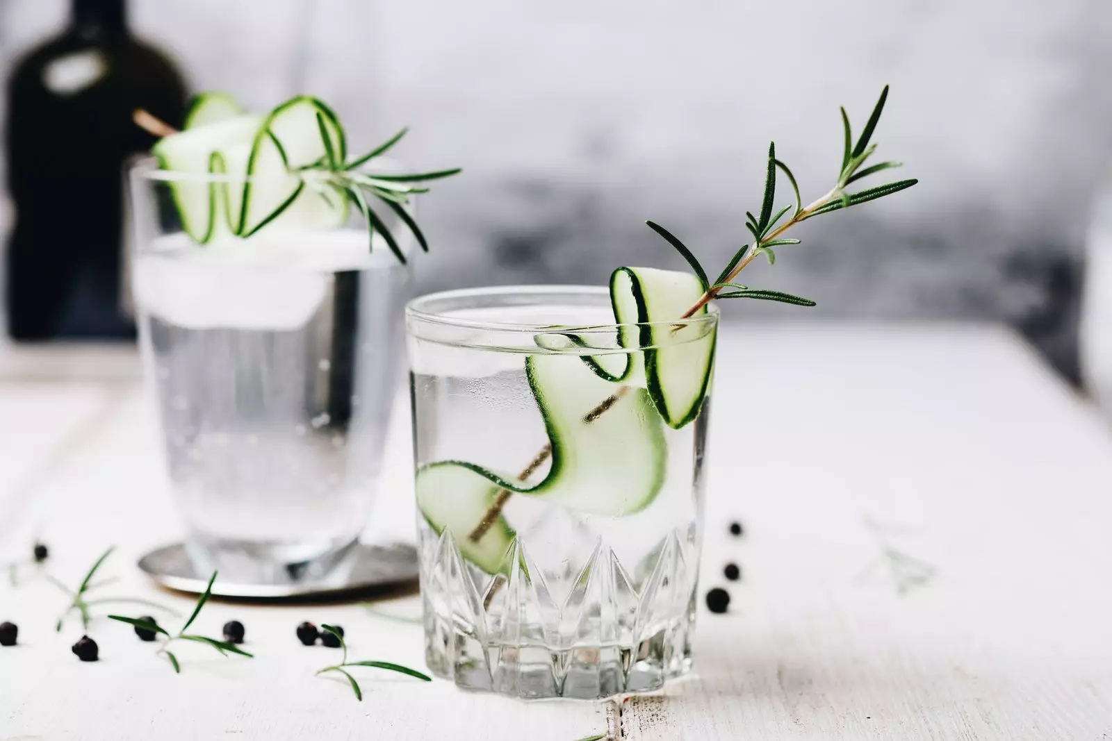 Glas gin och tonic med rosmarin och gurka en av de mest populära smakerna av gin och tonic.