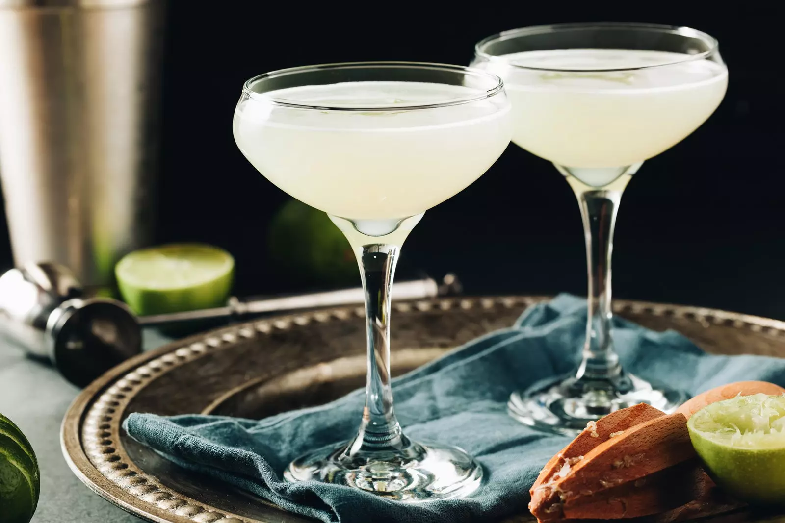 Dois elegantes copos de gimlet com gin e limão com aquele tom entre amarelo e esverdeado.