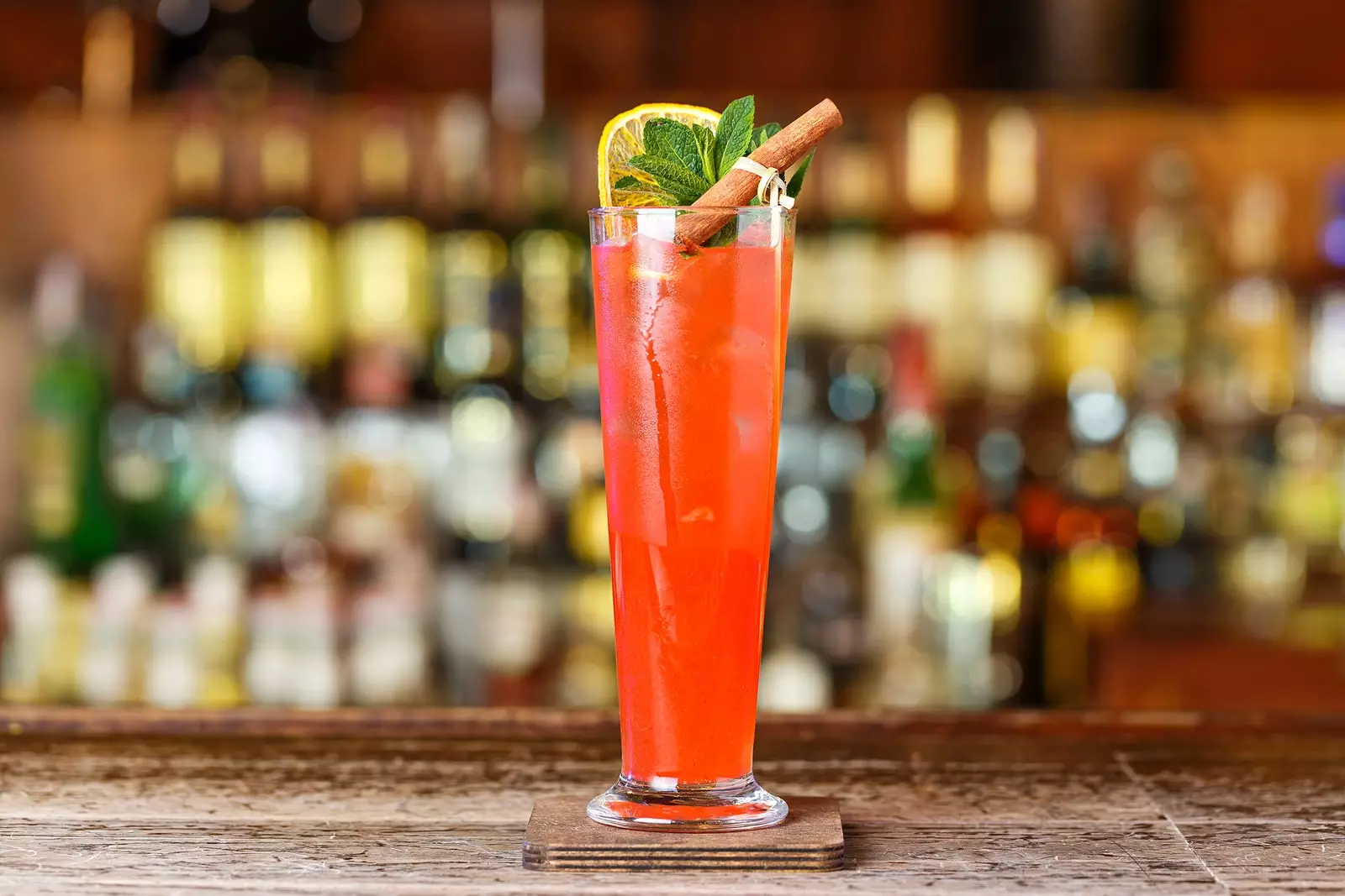 Singapore Sling-ն իր վառ կարմիր տոնով մատուցվում է բարձր բաժակով և զարդարված կիտրոնով, անանուխով և դարչինով: