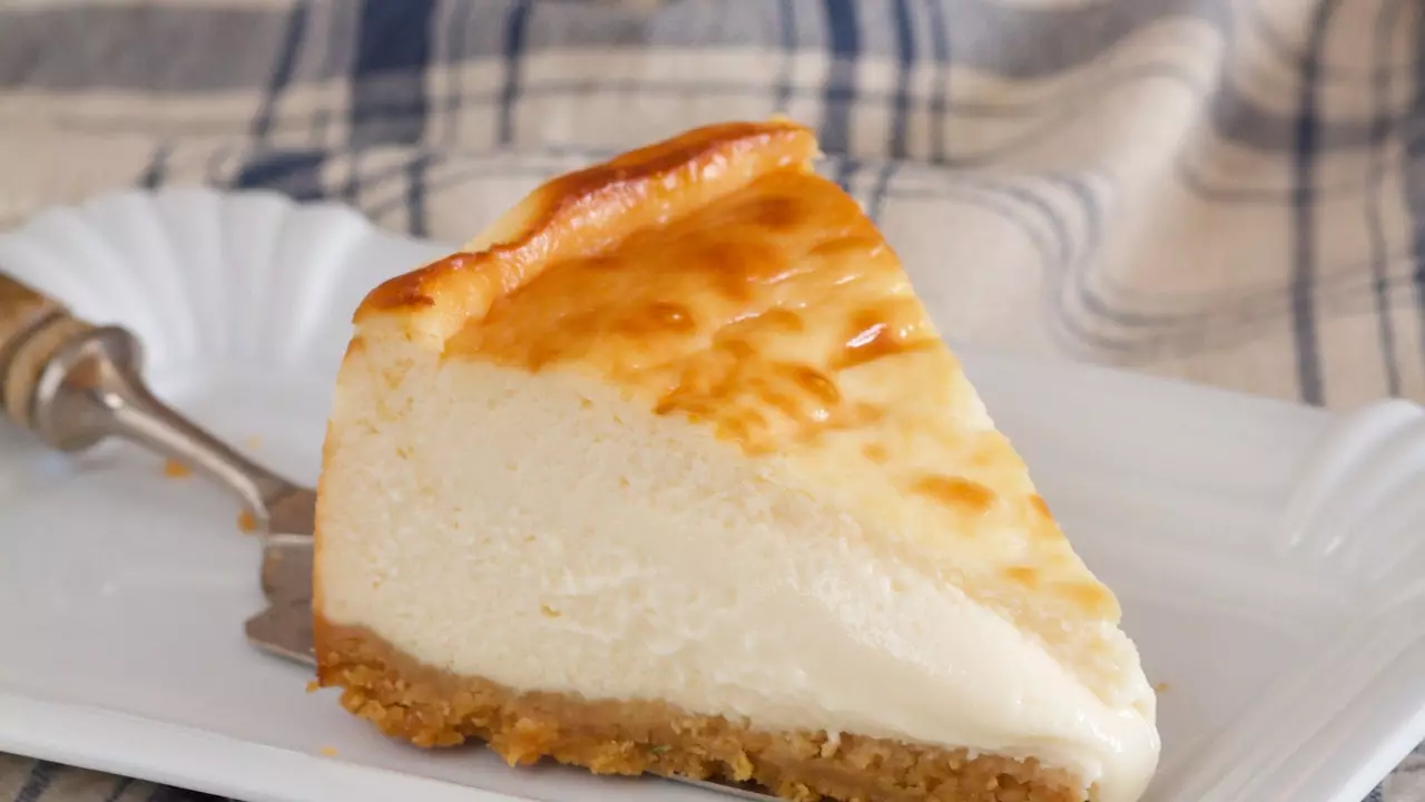 Dünyanın ən yaxşı cheesecake reseptləri olan kitab