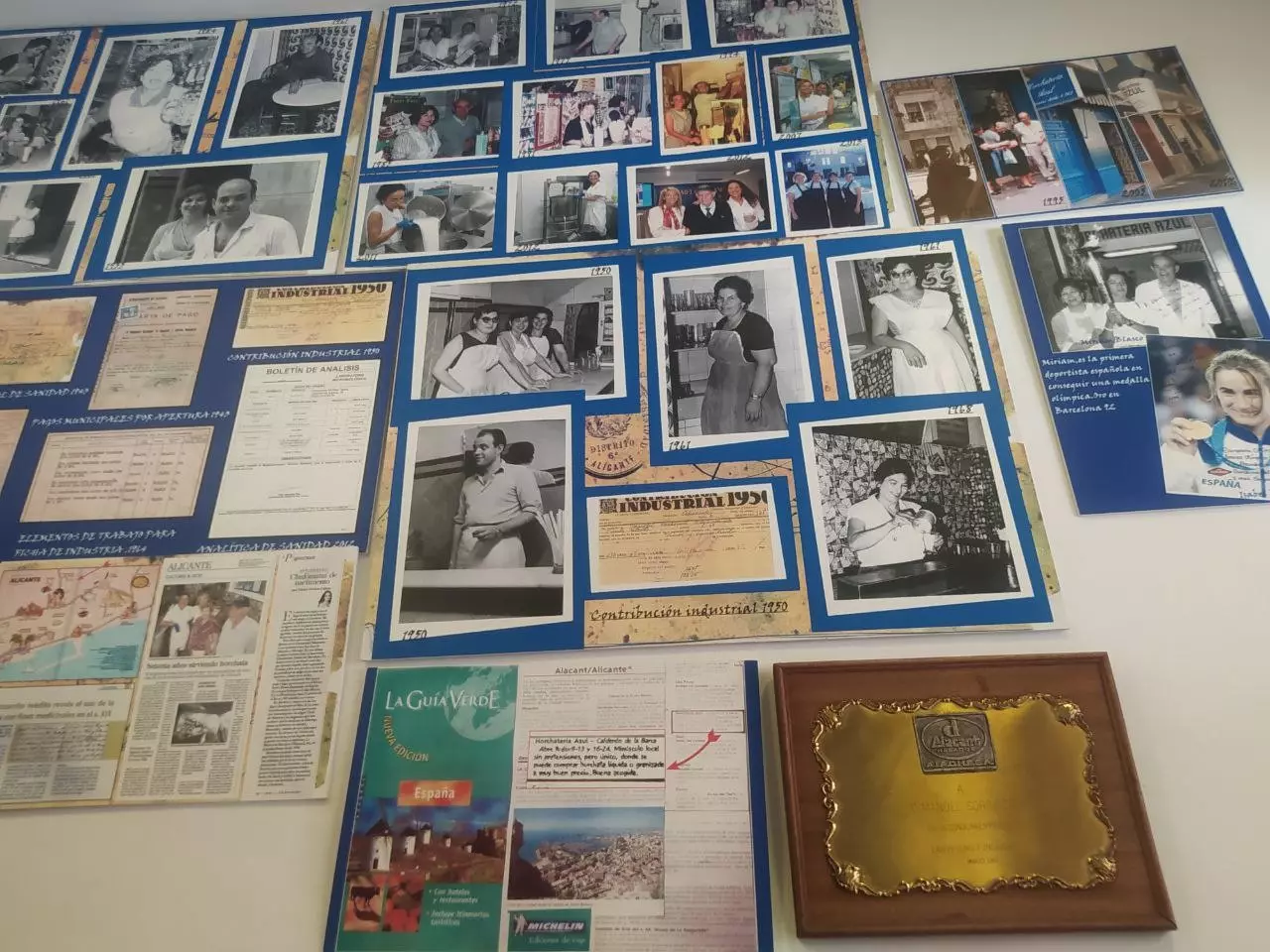 Mur de la Horchatería bleue exposant des photographies anciennes, des prix et des coupures de journaux.