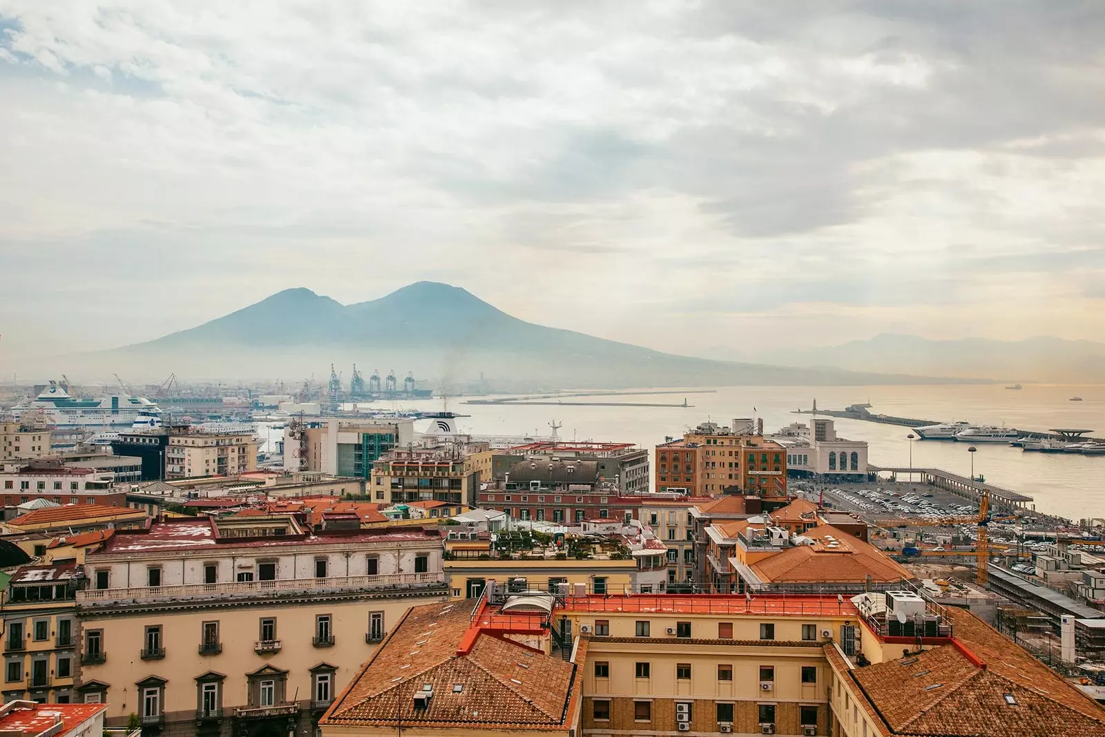 Napols na Vesuvius kama mandhari