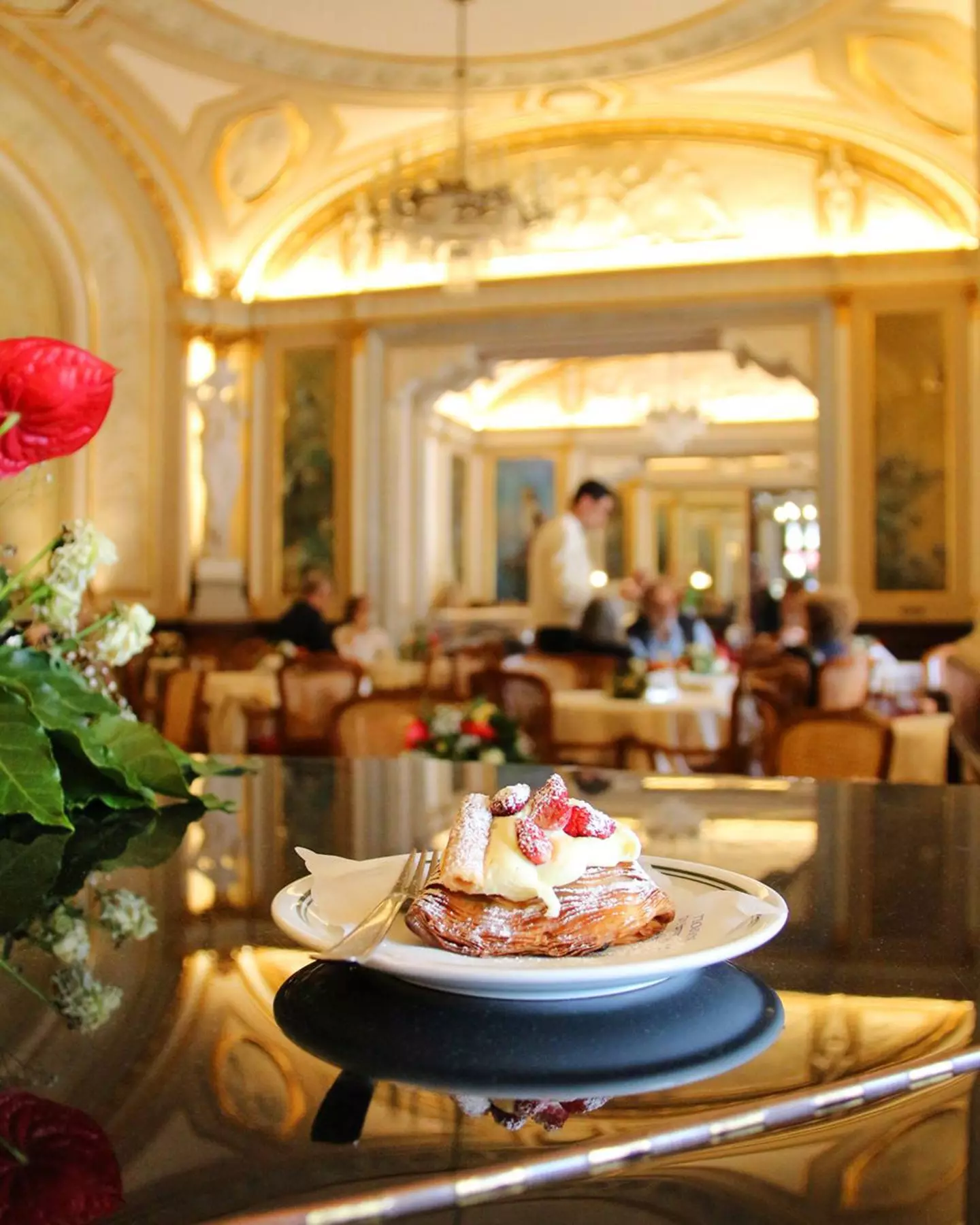 Насладете се на sfogliatella в Gran Caffè Gambrinus