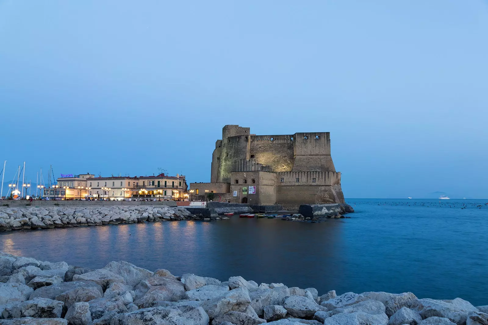 Het Castel dell'Ovo in de schemering