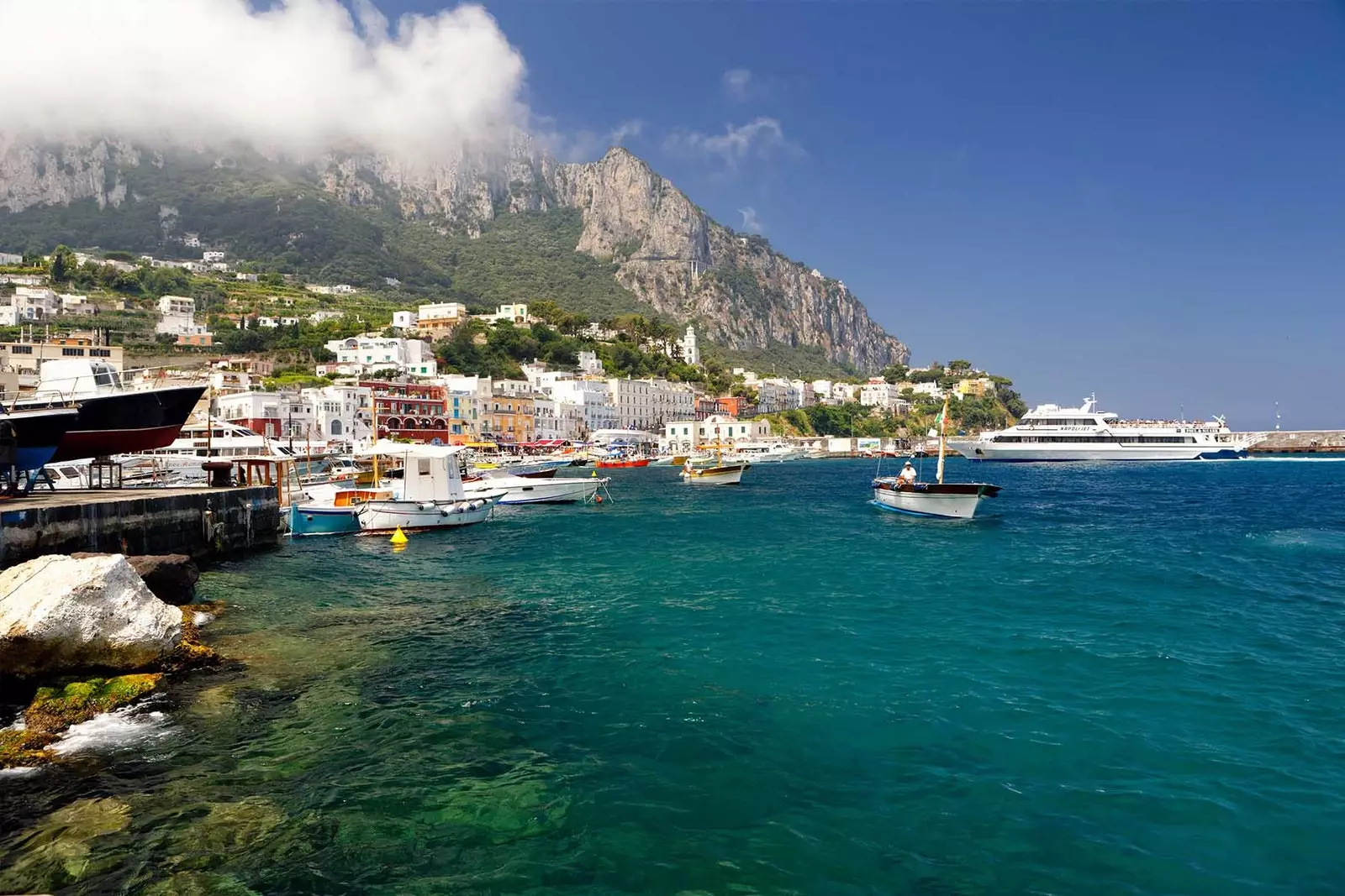 Vista sulla Marina Grande la tua prima impressione di Capri