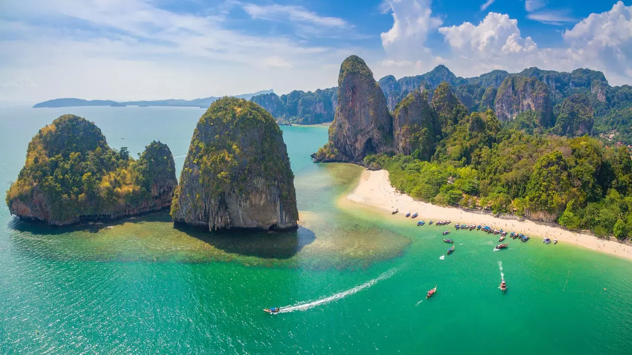 Maya Bay, der berühmte thailändische Strand aus dem Film Leonardo Dicaprio, wird wieder für den Tourismus geöffnet