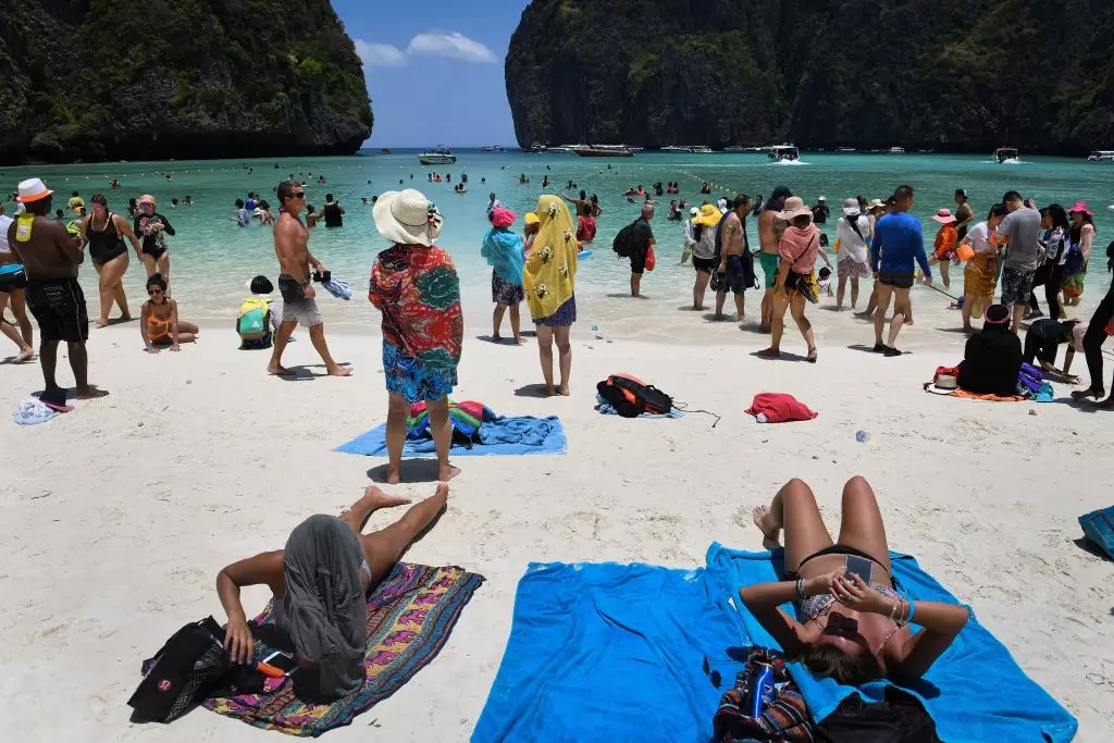 Hari biasa di Maya Bay sebelum ditutup pada 2018.