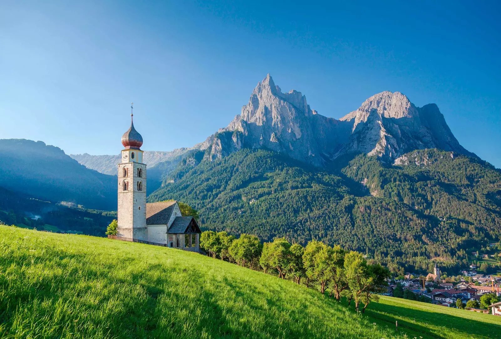 Séipéal San Dairbhre i sráidbhaile alpach Seis am Schlern.